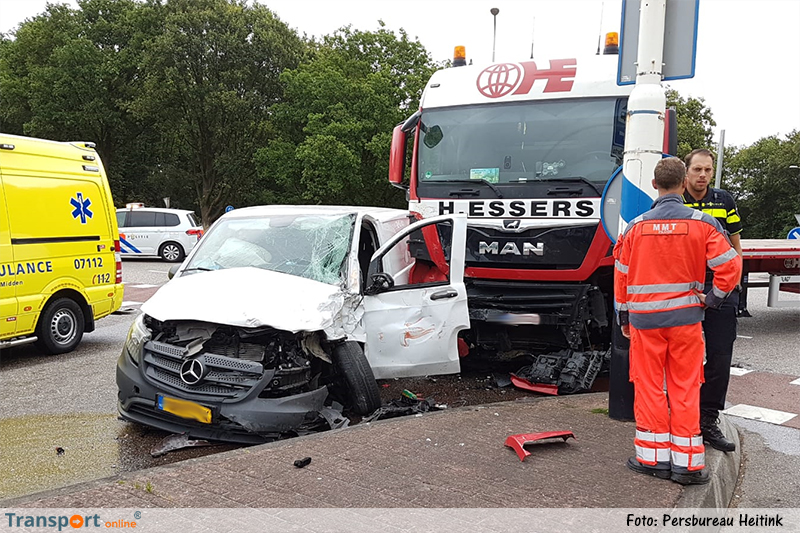 Zwaargewonde bij ongeval bestelwagen en vrachtwagen in Babberich [+foto]