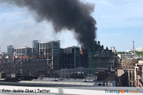 Twaalf verdiepingen tellend Mandarin Oriental hotel in Londen in brand [+foto's&video]