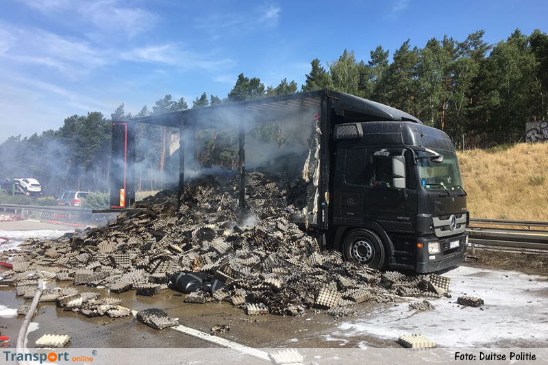 Vrachtwagen met eierdozen in de brand op Duitse A2 [+foto's]