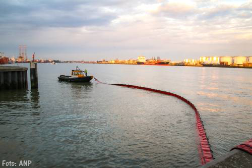 Opruimen gelekte olie uit tanker Rotterdam is flinke klus