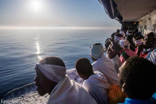 Aquarius met ruim 600 migranten nog altijd op zee
