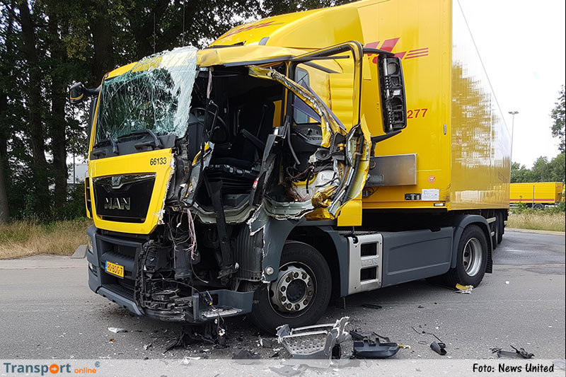 Vrachtwagen DHL zwaar beschadigd na aanrijding met andere vrachtwagen [+foto]