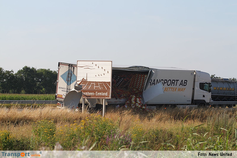 Vrachtwagen ramt matrixborden en reclamebord langs A28 [+foto]