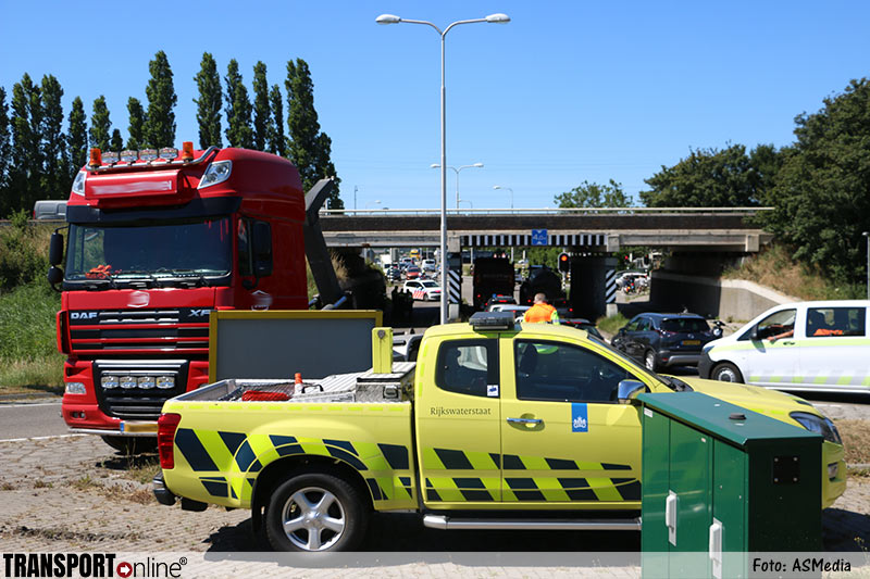 Vrachtwagen ramt met haakarm viaduct A44 [+foto]