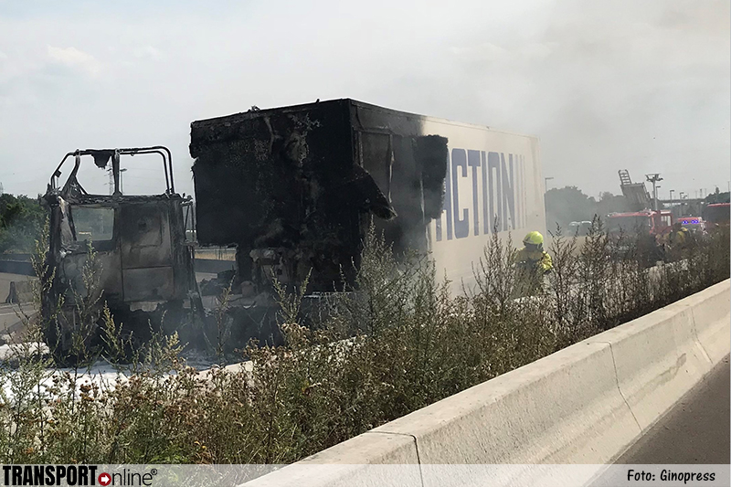 Vrachtwagen uitgebrand op E25 bij Wezet [+foto]