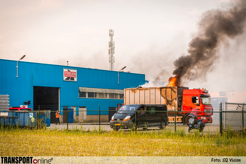 Vrachtwagen met container in brand bij Thielen Container Transport [+foto]