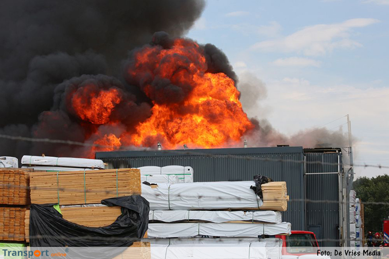 Grote brand bij palletbedrijf PKF Pallets in Finsterwolde [+foto]