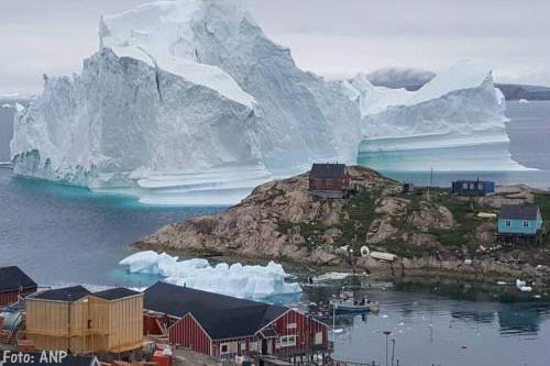 Enorme ijsberg bereikt dorpje Groenland [+video]