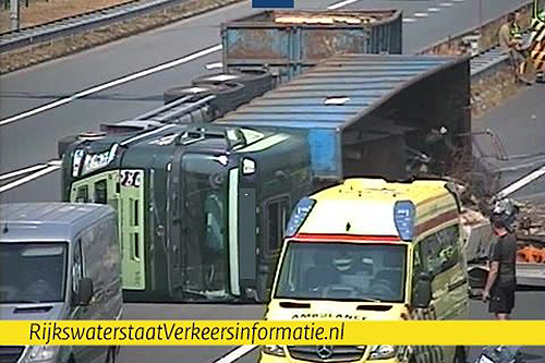 Verkeer muurvast door gekantelde vrachtwagen bij Coentunnel [+foto]