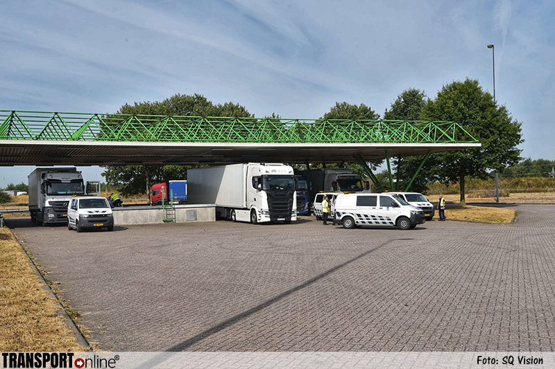 Europarlementariërs op werkbezoek bij transportcontrole Hazeldonk [+foto's]