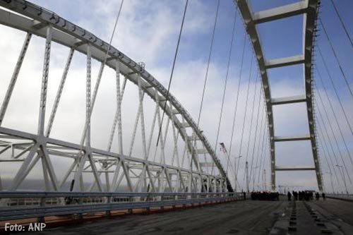 EU straft Russische bedrijven voor Krim-brug
