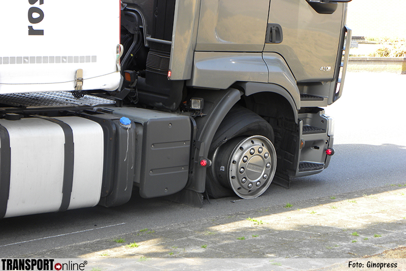 Vrachtwagen krijgt klapband in Aalten