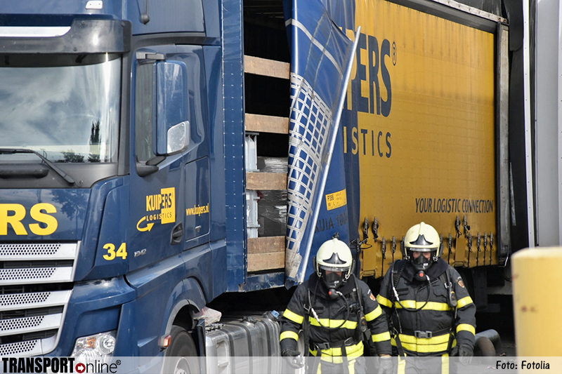  Vrachtwagen lekt gevaarlijke stof op industrieterrein Tilburg [+foto]