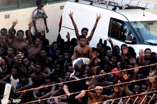 Honderden migranten bestormen Ceuta