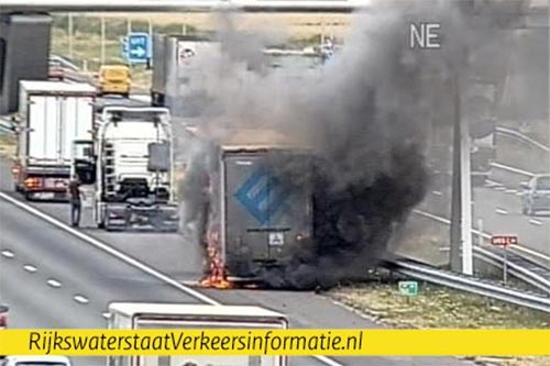 Vrachtwagen trailer in brand op A4 bij Hoofddorp [+foto's]