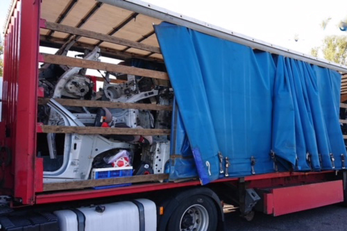 Politie vindt vijf gestolen auto's in Litouwse vrachtwagen [+foto]