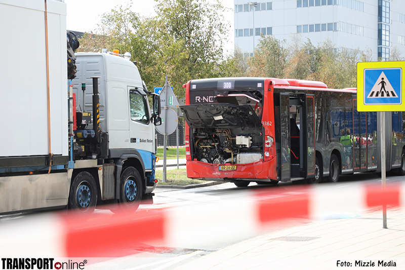 Meerdere gewonden bij aanrijding bus en vrachtwagen op Schiphol [+foto]
