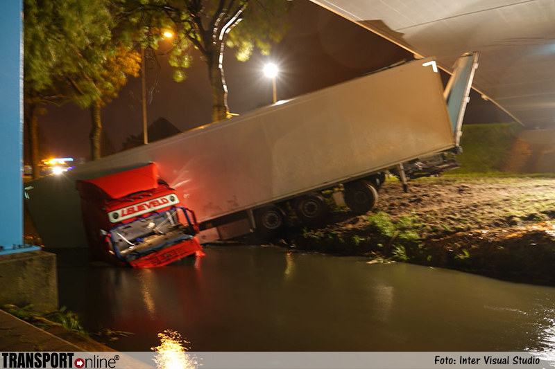 Vrachtwagen het water in gereden in Hoorn [+foto]