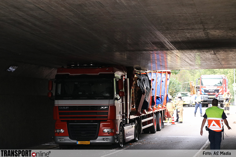 Vrachtwagenchauffeur rijdt zich klem onder viaduct A30 [+foto's]