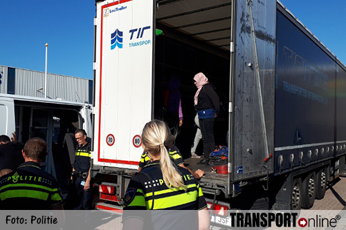 Dertien illegalen gevonden in vrachtwagen in Sliedrecht