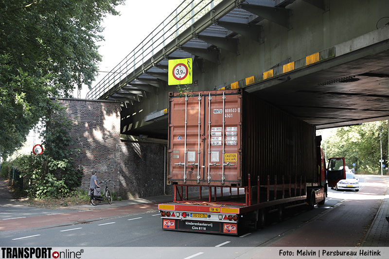 Treinverkeer ligt stil door vastgereden vrachtwagen onder spoorviaduct [+foto]
