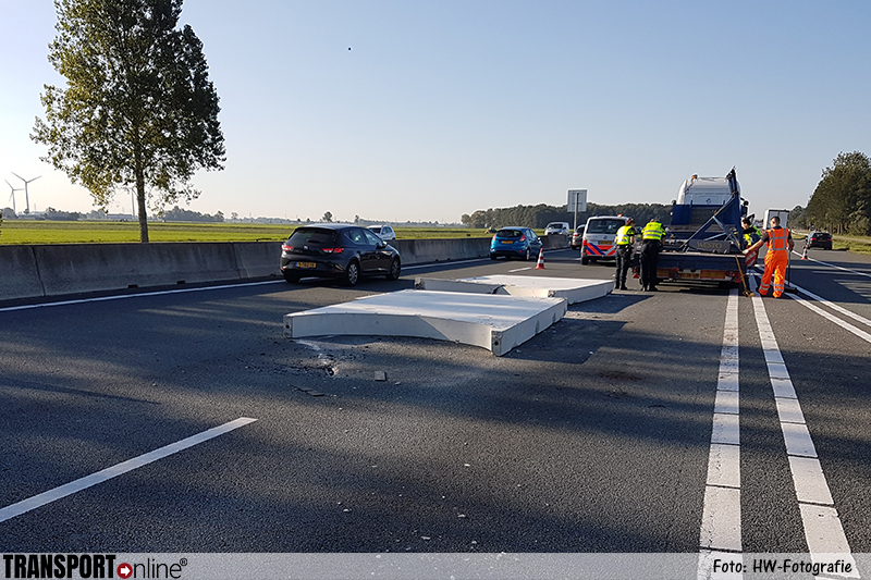 Vrachtwagen verliest betonplaten op A28 [+foto]