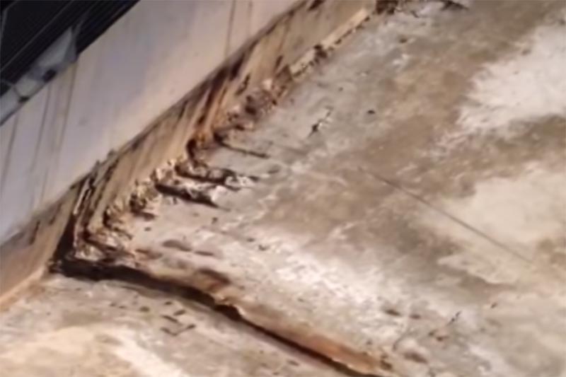 Stukken beton vallen van Italiaanse brug in L'Aquila [+video]