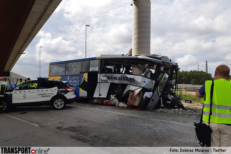 Doden en gewonden nadat bus tegen pijler viaduct rijdt in Spanje [+foto's]