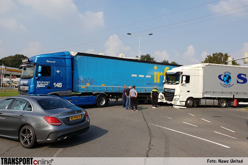 Ongeval met twee vrachtwagens op kruising in Hengelo [+foto]