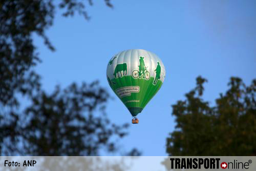 Ballonvaarders vast in hoogspanningsmast [+video]