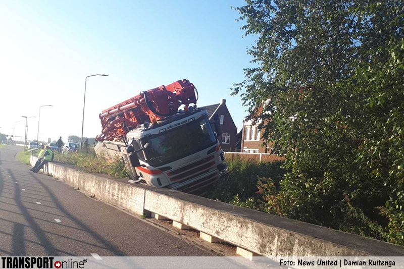 Vrachtwagen belandt in greppel in Harderwijk [+foto]
