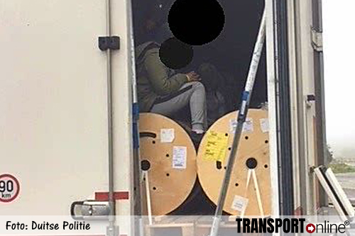Duitse politie vindt verstekelingen in twee vrachtwagens [+foto]