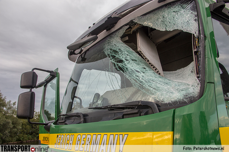 Vrachtwagenchauffeur gewond na betonplaat door voorruit [+foto]