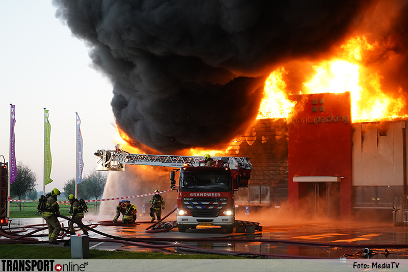 Grote brand bij Montapacking in Molenaarsgraaf [+foto's]