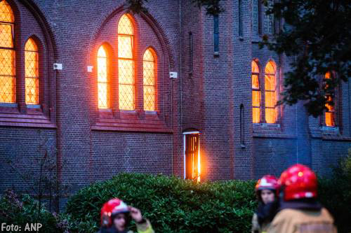 Evacuatie vanwege brand in St. Urbanuskerk in Amstelveen [+foto's]