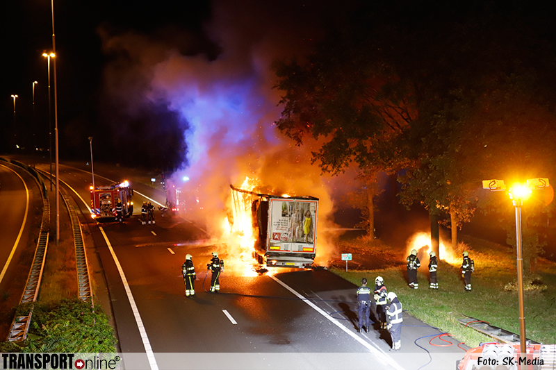 Vrachtwagen uitgebrand op A73 [+foto]