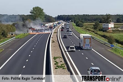 Vrachtwagen kantelt en vliegt in brand op Belgische E34 [+foto's]