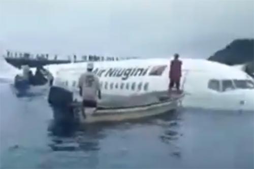 Vliegtuig Air Niugini zinkt net voor kust Micronesia [+foto's]