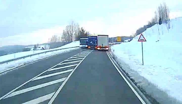 Vrachtwagenchauffeur haalt halsbrekende toeren uit op Duitse B12 [+video]