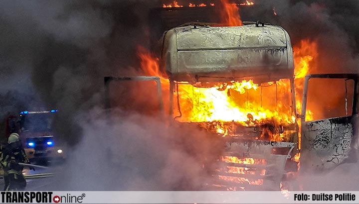 Vrachtwagen brandt volledig uit in Duitse Bochum [+foto's]
