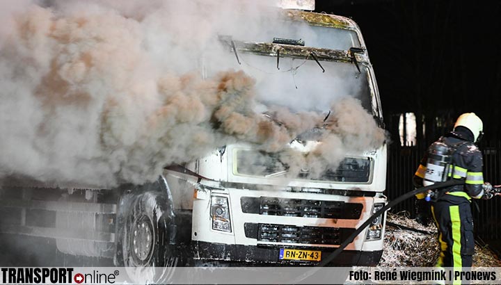 Vrachtwagen uitgebrand in Heerenveen [+foto's]