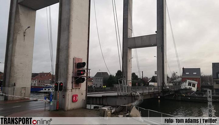 Vrachtschip ramt brug over Belgisch kanaal [+foto's]