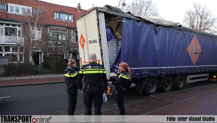 Vrachtwagen rijdt tegen spoorviaduct in Haarlem, chauffeur aangehouden [+foto's]