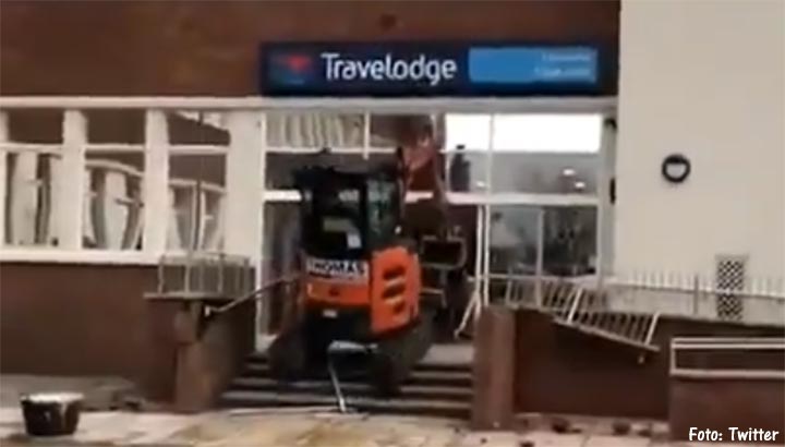 Man gaat Brits hotel van Travelodge te lijf met graafmachine [+video]