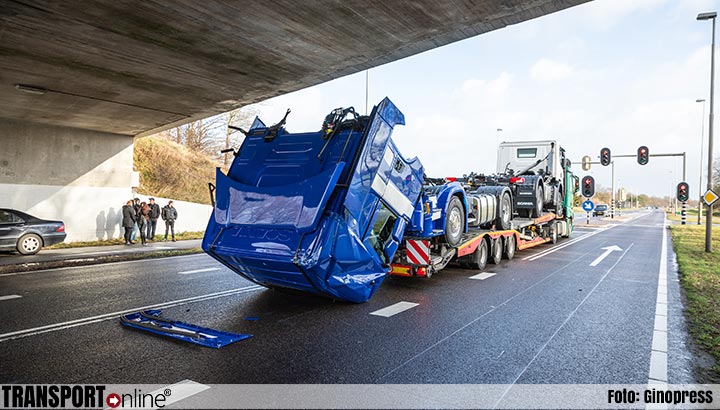 Vrachtwagen op vrachtwagentransporter tegen viaduct op N340 [+foto's]