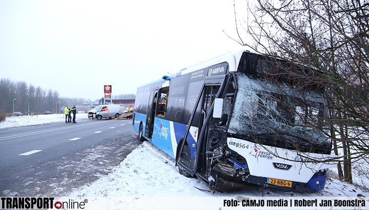Forse schade bij botsing tussen lijnbus en bestelwagen [+foto]