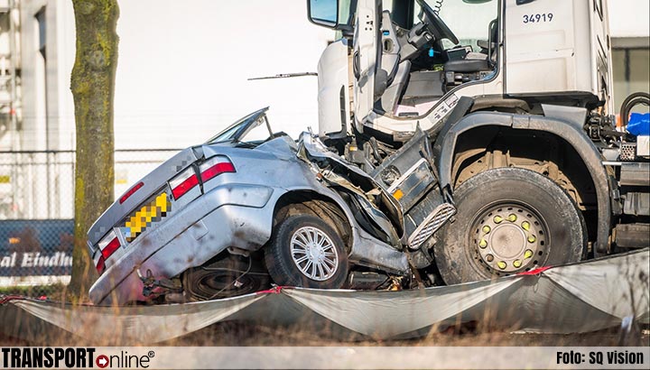 Automobilist dood door aanrijding met vrachtwagen [+foto]