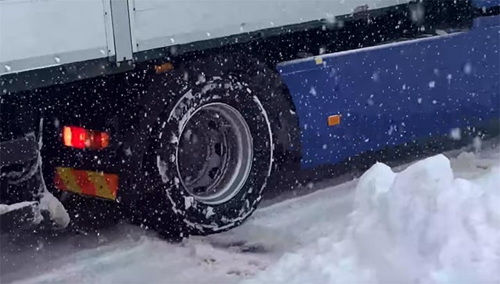 Sneeuwchaos in Alpen zorgt voor veel overlast voor vrachtverkeer [+video's]