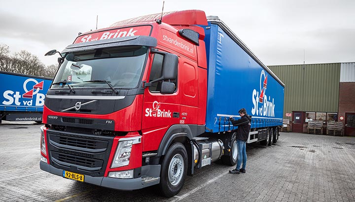 Veertien Volvo LNG-trucks voor St van den Brink