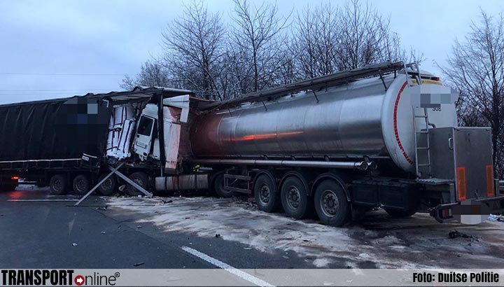 Aanrijding met drie vrachtwagens, uit Nederlandse tankwagen lekt bloed [+foto]
